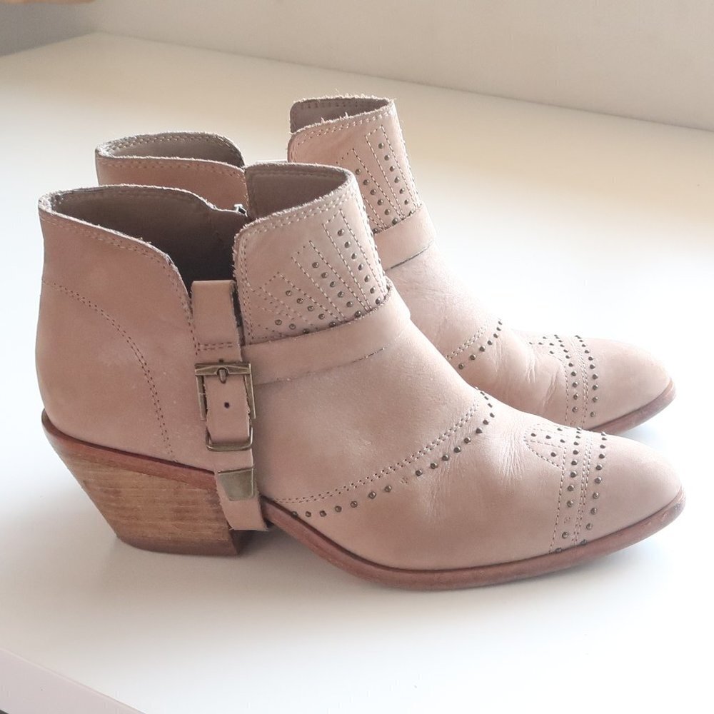 Vince Camuto Dorintina Genuine Leather Riveted Western Ankle Boots / Booties